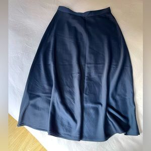 H&M navy silky midi skirt 💙